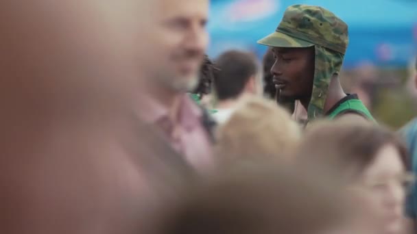 Petrohrad, Rusko - 24. června 2017: Černoši oblečený jako gangsteři, představuje pro fotografii v přeplněných letní festival — Stock video