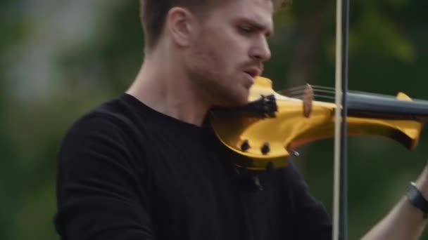 Slow motion joven músico alegre tocando el violín eléctrico en — Vídeos de Stock