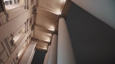 Bolşoy Tiyatrosu binasının dış ışıklı sütunları kış gecesi