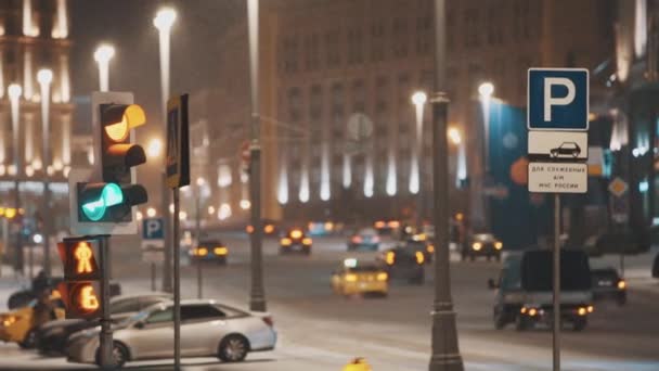 Wgląd nocy miasto ulica śniegu, sygnalizacja świetlna — Wideo stockowe