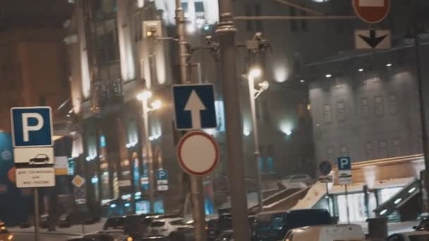 Nacht Stadt Straße Schneefall Ansicht, Straßenverkehr Autos — Stockvideo