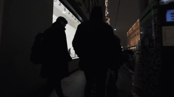 Σιλουέτες ανθρώπων περπατώντας βιτρίνες με πολυτελές εμπόρευμα — Αρχείο Βίντεο