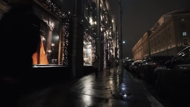 Городская ночная уличная витрина с дорогими декорациями — стоковое видео