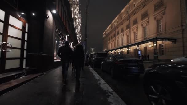 Ciudad noche calle acera escaparate con escenas de aspecto caro — Vídeos de Stock