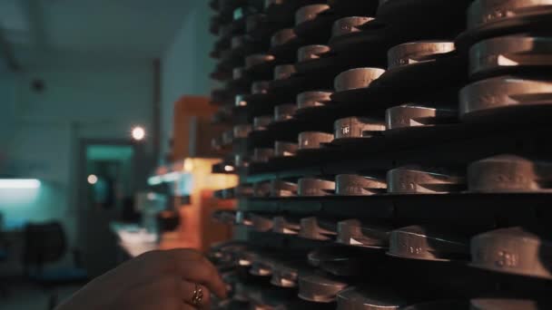 Frauenhand nimmt Metallscheibe aus Regalen in Lagerraum — Stockvideo
