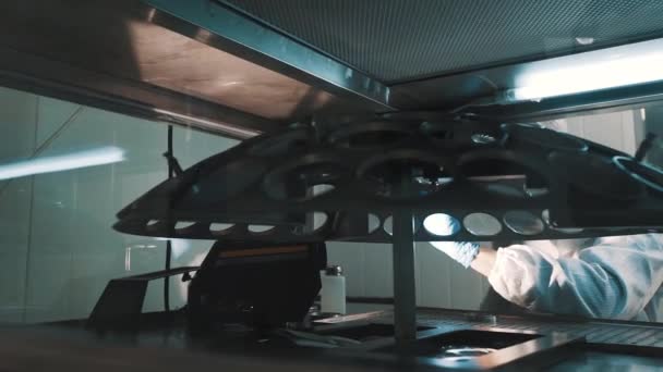 Dělník čištění skleněný objektiv s vatovým tamponem na optice výroba — Stock video