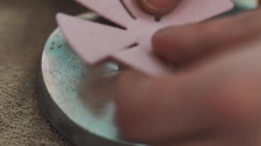 Ellerini koyar etiket kahverengi havlu üzerine metal disk üzerinde yumuşatma pembe