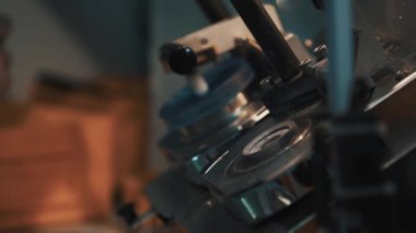 Erkek el monte kesin lens makine dairesel işaretler ile ölçme