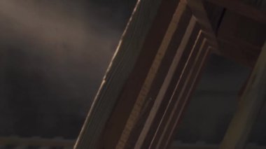 Airbrush atölye ile beyaz boyanmış ahşap plakalar