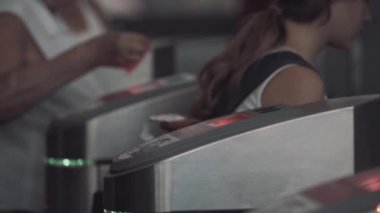 İnsanlar lazerler turnike, beyaz kağıt fiş koyar
