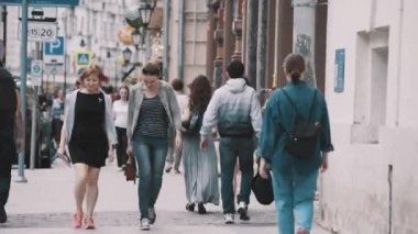 İnsanlar kalabalık şehir sokaklarda yürüyen kadın arkadaşlar