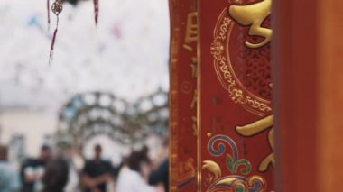 Geleneksel Çin kırmızı ve beyaz kağıt fenerler ve bayrakları ile