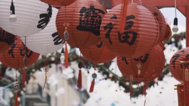 Geleneksel Çin kırmızı ve beyaz kağıt fenerler ve bayrakları ile 