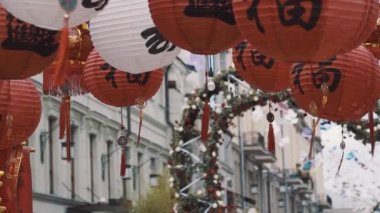 Geleneksel Çin kırmızı ve beyaz kağıt fenerler ve bayrakları ile 