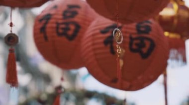 Kültürel Çin kırmızı ve beyaz kağıt fenerler ve vefa bayraklarıyla