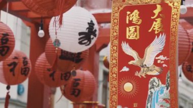 Kalıtsal Çin kırmızı ve beyaz kağıt fenerler ve e bayraklarıyla