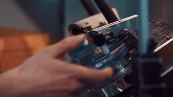 Mannelijke handen nemen lens voor het meten van machine met cirkelvormige markeringen — Stockvideo