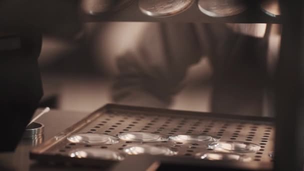 Столик інженера з виробництва лінз, перфорований металевий лист, руки в рукавичках — стокове відео