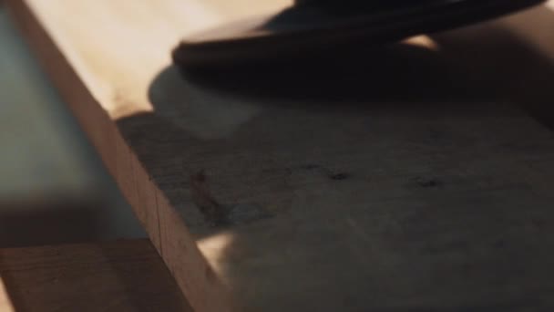 Angle grinder maskin gnugga på trä bar i verkstad — Stockvideo