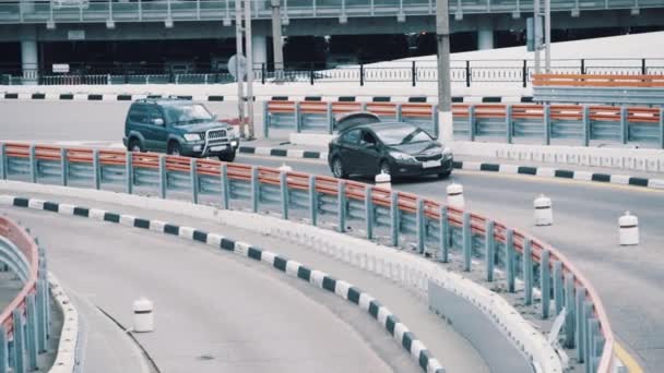 Автомобиль с открытым багажником медленно едет по перекрестку городской дороги — стоковое видео