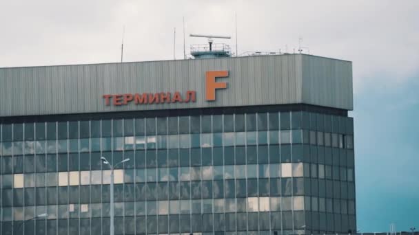 Radar encendido en la parte superior del edificio de la terminal del aeropuerto — Vídeo de stock