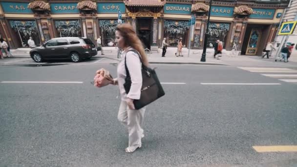 Personas y tráfico de coches pasando por restaurante chino en str ciudad — Vídeo de stock