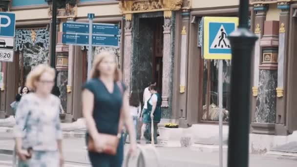 Menschen vor einem teuren chinesischen Restaurant in Europa — Stockvideo