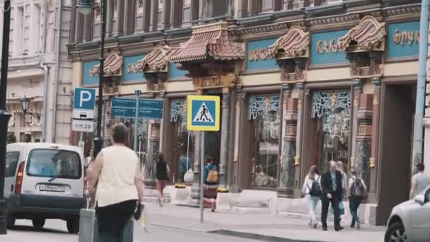 Πεζών περπατώντας μπροστά ακριβό κινέζικο εστιατόριο στη — Αρχείο Βίντεο