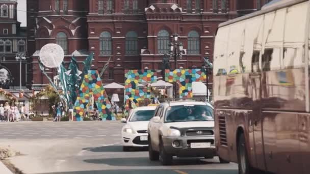 Автомобільний потік рухається вздовж Московський кремль будинок, літні festiva — стокове відео