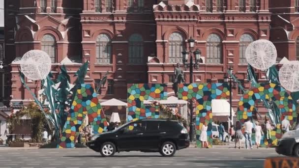 City traffic moving along Moscow kremlin building, summer festiv — Stock Video