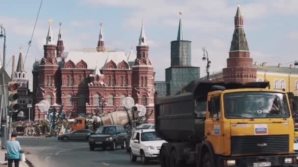 Autoverkehr bewegt sich entlang des Moskauer Kreml-Gebäudes, Sommer — Stockvideo