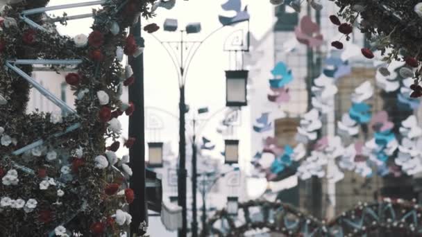 Sommerpromenade Seite Menschen zu Fuß durch Blumen dekoriert ein — Stockvideo