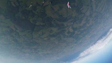 Skydivers uçaktan atlamak. Oluşumu mavi gökyüzünde olun. Aşırı spor. Güneşli
