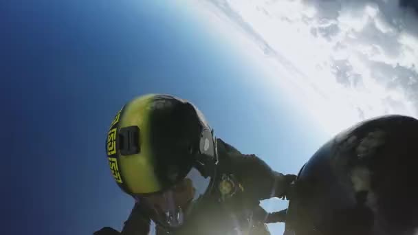 Skydivers jump from airplane. Make formation in blue sky. Extreme stunt. Sunny — Stock Video