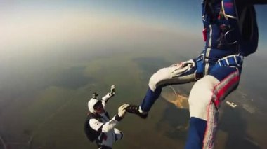 Gökteki paraşütçü serbest. Aşırı spor. Adrenalin. Oluşumu. Açık paraşüt.