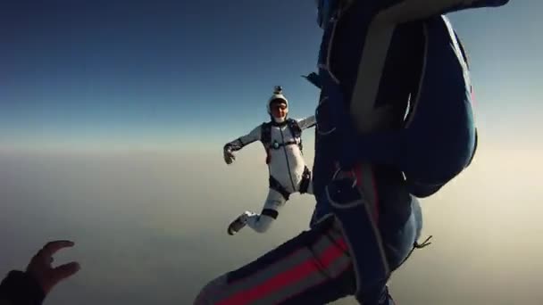 Paracadutisti freestyle in cielo. Sport estremi. Adrenalina. Altezza. Volo. Nuvole — Video Stock