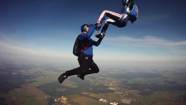 Los paracaidistas hacen formación en el cielo. Deporte extremo. Adrenalina. Altura. Vuelo . — Vídeos de Stock