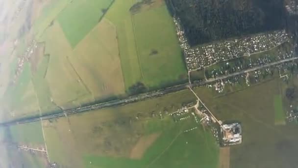 Skydiver open parachute in de hemel. Extreme. Hoogte. Adrenaline. Landschap van veld — Stockvideo