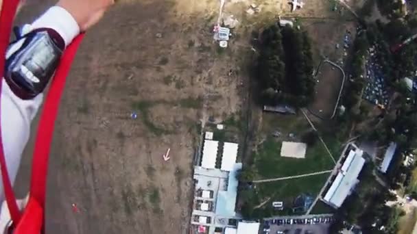 Skydiver parachutespringen in de hemel. Extreme. Hoogte. Adrenaline. Landing op veld. — Stockvideo