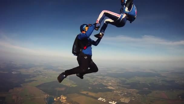 Skydivers κάνουν σχηματισμός στον ουρανό. Ακραίο άθλημα. Αδρεναλίνη. Ύψος. Πτήση. — Αρχείο Βίντεο