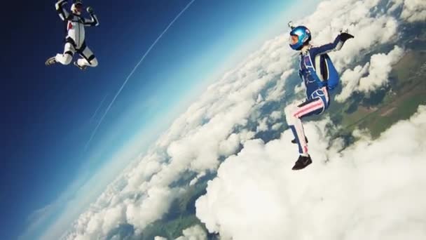Gökteki paraşütçü serbest dans. Aşırı spor. Adrenalin. Yüksekliği. Bulutlar. — Stok video