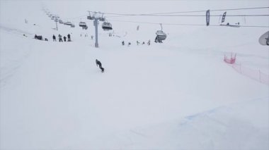 Snowboard atlamak karlı dağ, trambolin üzerinde. Yarışma. Meydan okuma. İnsanlar. Kayak Merkezi