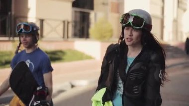 Genç kız ve erkek sokakta yürümek ve kamera röportaj vermek. 