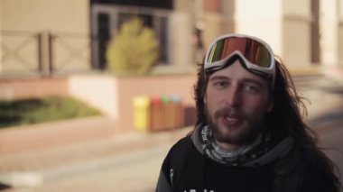Uzun saç yürüyüş Caddesi ve vermek ile sakallı snowboard Inter