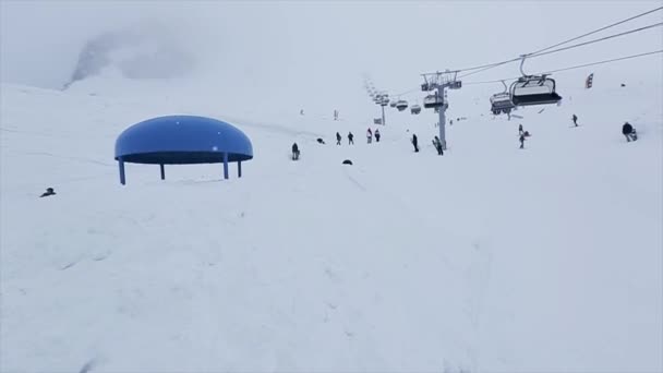 Snowboarder over trampoline springen, beurt proberen op handen, maar niet op de besneeuwde berg. Skigebied — Stockvideo