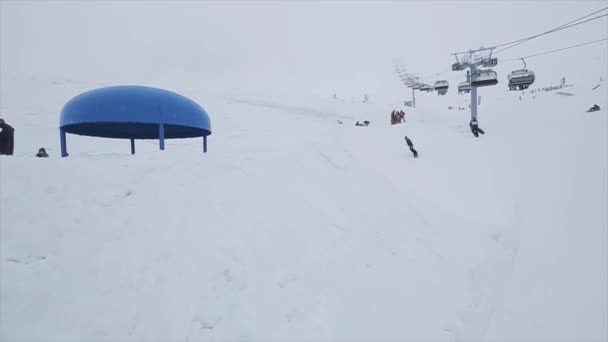 Snowboarder saltar sobre trampolim, virar no ar na montanha nevada. Concurso. Desafio. Estância de esqui — Vídeo de Stock