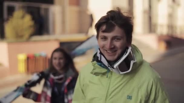 Les skieurs marchent dans la rue et donnent une interview à huis clos. Souris. ensoleillé — Video