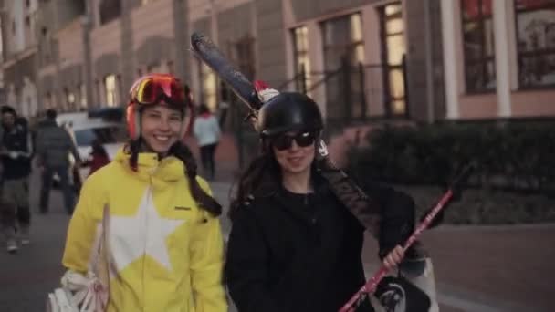 Chicas jóvenes en uniforme de esquí caminar por la calle y dar una entrevista en — Vídeos de Stock