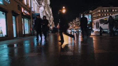 Kızlar amigo kostümleri ve kırmızı yelek elektro bisikletler Caddesi üzerinde sürme