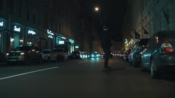 滑板男子在黑色帽衫骑在夜间城市路线 — 图库视频影像